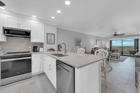 Light and bright kitchen at Harbour Pointe 816