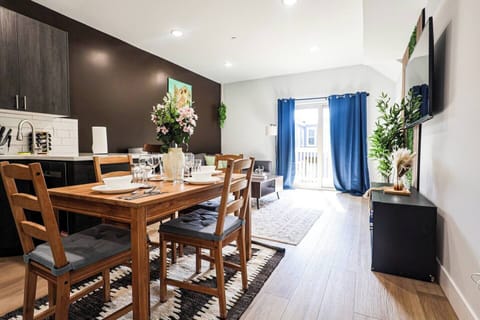 Sitting area near kitchen 