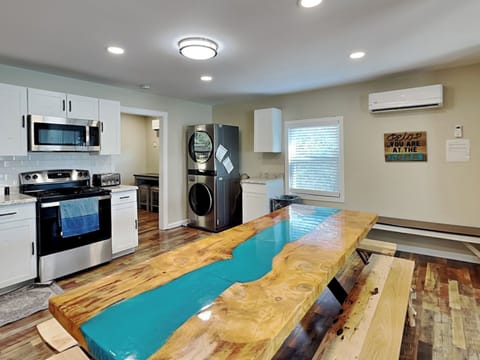 Eat-In Kitchen w/ Washer & Dryer