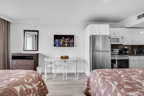 Your all-in-one beach retreat! This studio rental features twin beds, a full kitchen, and a cozy dining area—perfect for couples, friends, or solo travelers.