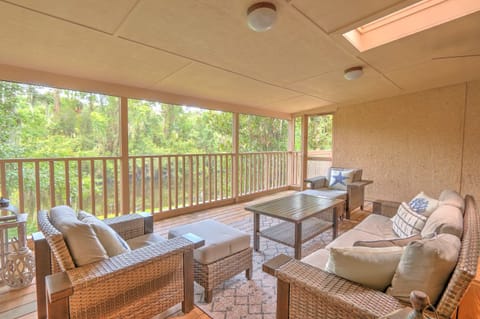 Large screened in porch with plenty of seating 