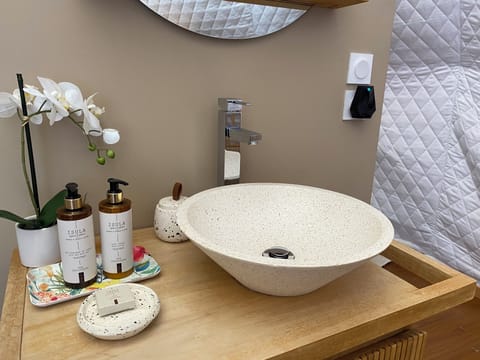 Zingarabella dôme, vue mer | Bathroom | Shower, hair dryer, towels, soap