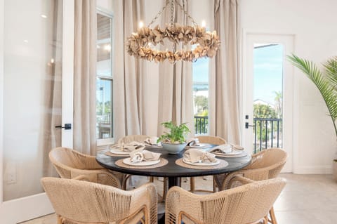 Breakfast Nook - seats 6