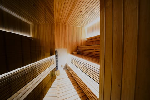 Sauna, hot tub