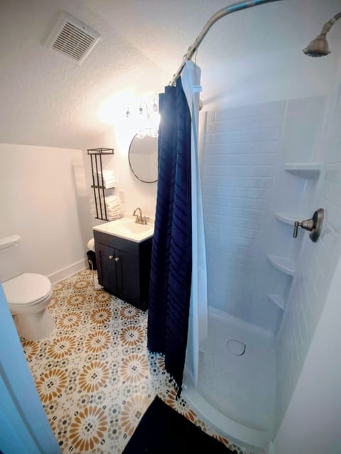 Comfort Suite | Bathroom | Shower, hair dryer, towels, soap