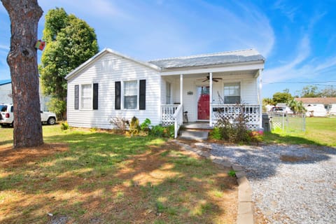 Welcome to our Sunset Cottage in Navy Point!