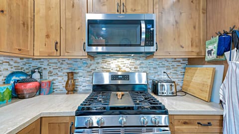 New stainless steel applicances throughout