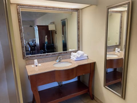 Basic Single Room | Bathroom