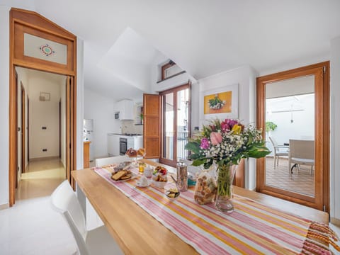 Comfort Apartment, City View | Dining room