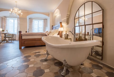 Romantic Suite | Bathroom | Free toiletries, towels