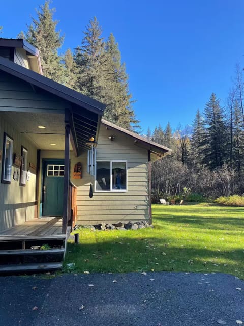 Ravenwood Retreat offers Alaskan cozy accommodations at the end of the road.