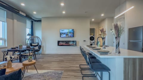 Gather and unwind in this open living space with dining for everyone 🍽️