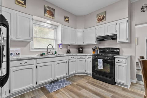 Bright, functional, and ready for anything—from quick breakfasts to full dinner creations.