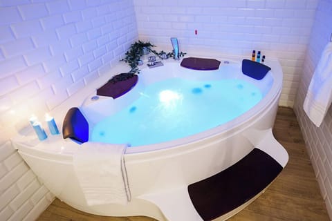 Deluxe Suite | In-room safe, soundproofing, free WiFi