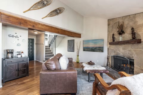 Large 65inch smart TV, coffee station and a beautiful Colorado feel!