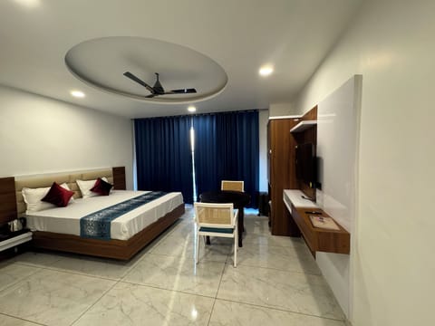 Superior Double Room, City View | Desk, soundproofing, iron/ironing board
