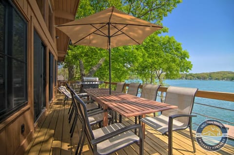 Your lakeside dining escape awaits. Enjoy meals on the spacious deck overlooking the water, perfect for grilling, gathering, and lingering conversations with a view.