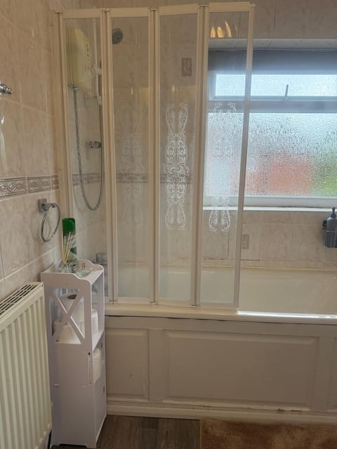 Combined shower/tub, hair dryer, slippers, towels