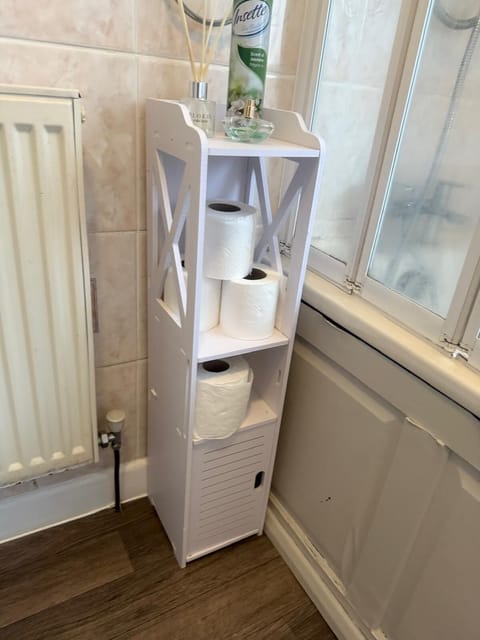 Combined shower/tub, hair dryer, slippers, towels