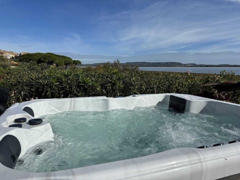 Outdoor spa tub