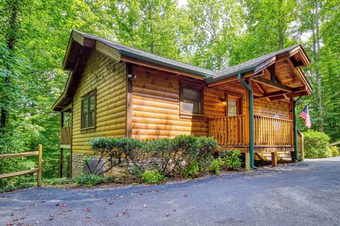 Welcome to Quilted Pines, a charming all-wood cabin with with warm mountain character in peaceful Wears Valley.