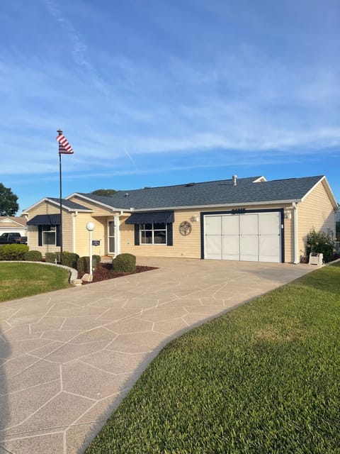 Beautiful 2/2, 1-1/2 car garage