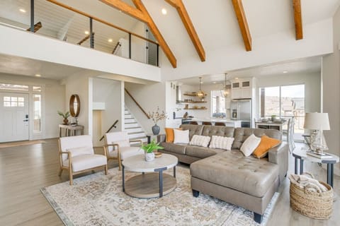 Vaulted Great Room | Floor-to-Ceiling Windows, Mountain Views & Open-Concept Design