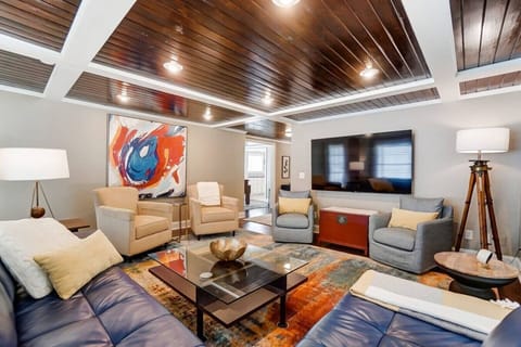 Immerse yourself in comfort with your entire group in this living room. Enjoy a smart TV, equipped with a variety of apps for endless entertainment.