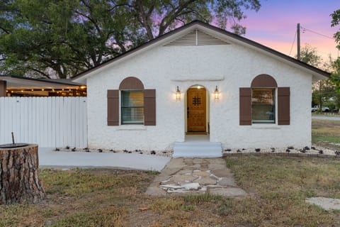 Great location close to parks and a quick 8 minute stroll to downtown Main St. 