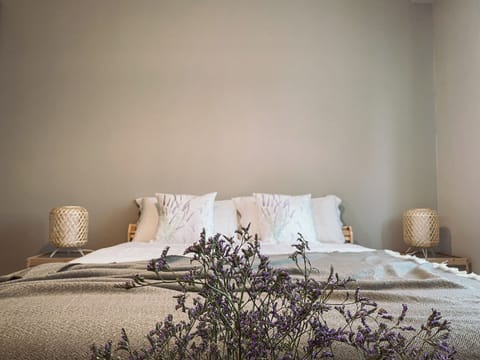 Standard Apartment | Premium bedding, down comforters, memory foam beds, minibar