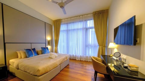 Our master bedroom, spacious, fresh, prepared with amazingly high quality Egyptian cotton beddings for your greatest comfort and quality sleeps. Be it KL city view, sometimes served with egg yolk like sunset or sun blocking curtain, choice is yours