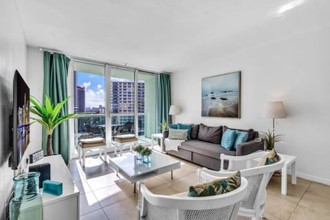 Family-Friendly Beach Condo  Steps to the Ocean (8047)