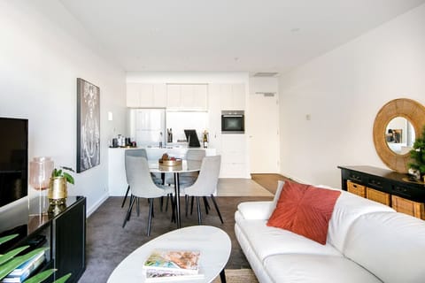 Settle in to the comfortable leather lounge, a soft dining chair or spread out on the balcony. Enjoy meals inside or alfresco.