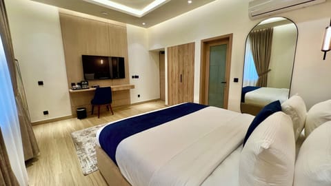 Executive Double or Twin Room | In-room safe, laptop workspace, blackout drapes