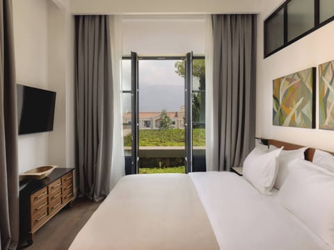 Room, Corner (Svjetlo) | In-room safe, bed sheets