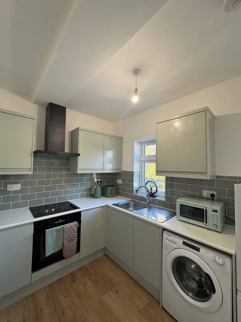Apartment, 3 Bedrooms | Laundry