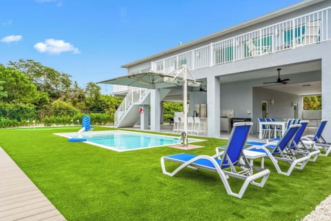 Kick back by the pool while drinks chill and boats cruise by in the canal.