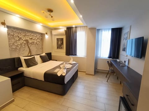 Standard Double Room, 1 Double Bed | In-room safe, iron/ironing board, free WiFi