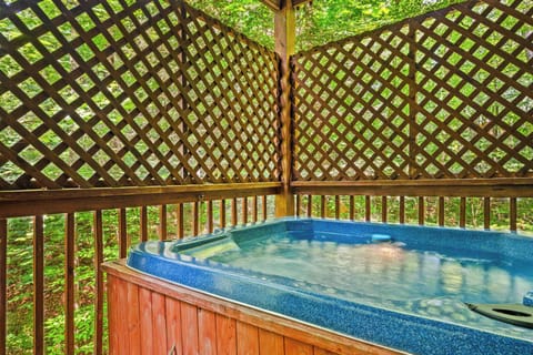 Private outdoor hot tub for soaking amongst the scenic woods!