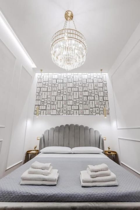 Junior Suite, 1 Queen Bed, Private Bathroom | In-room safe, desk, soundproofing, free WiFi