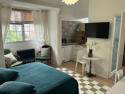 Superior Studio, Garden View - Faith | Desk, laptop workspace, blackout drapes, iron/ironing board