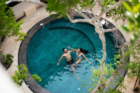 2 outdoor pools
