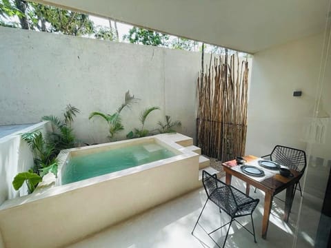 Comfort Apartment, 1 Queen Bed, Pets Allowed | Private spa tub