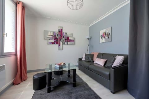 Salon avec télé connectée, table basse et éclairage cosy. Le lit étant rapido, il peut se déplier pour faire une 2 ème chambre.