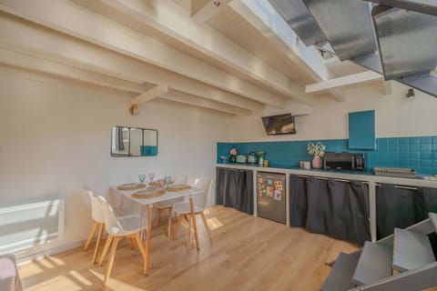 Salle à manger avec cuisine ouverte.
