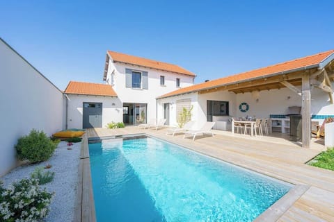 Vue globale sur la villa avec la piscine.