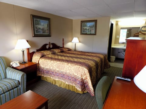 Room, 1 King Bed, Non Smoking | Iron/ironing board, rollaway beds, free WiFi, bed sheets