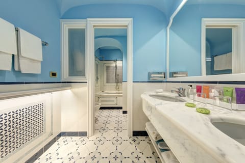 Prestige Room with double bed or 2 single beds, balcony, sea view | Bathroom | Free toiletries, hair dryer, bathrobes, slippers