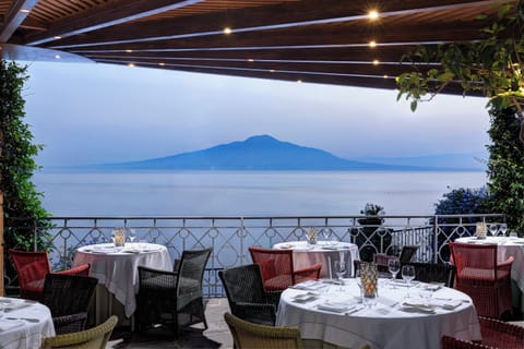 2 restaurants, dinner served