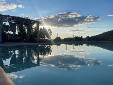 Seasonal outdoor pool, free cabanas, sun loungers